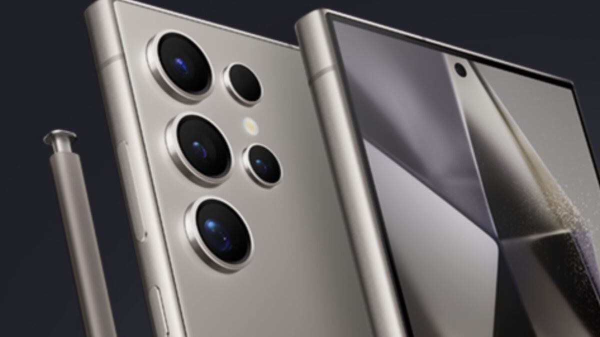 Los bordes de titanio, la IA y una triple cámara son los principales atractivos del dispositivo. (Samsung)