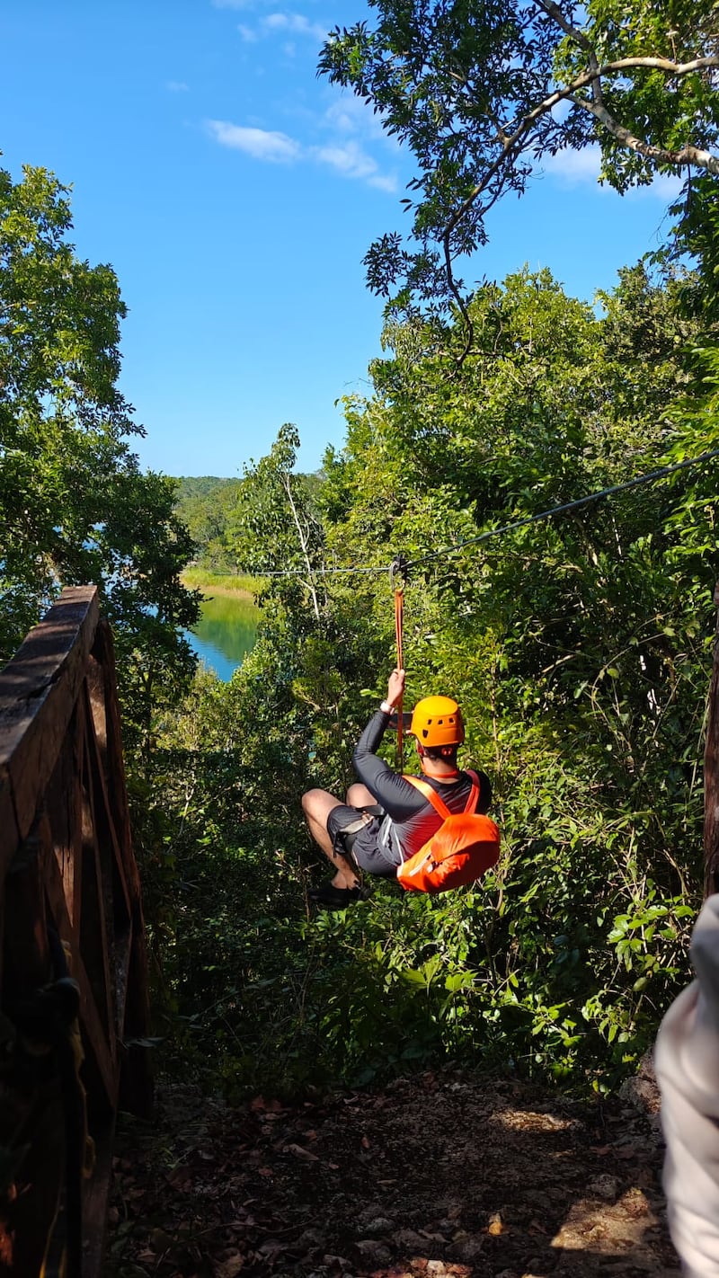 Desde tirolesas y cenotes hasta fotografía nocturna en un show de Cirque du Soleil, probamos un smartphone diseñado para aguantarlo todo y capturar cada momento con gran calidad