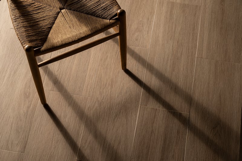 Cosentino reinterpreta la esencia de la madera bajo la tecnología y las altas prestaciones propias de Dekton para su aplicación en encimeras, revestimientos, y especialmente en suelos