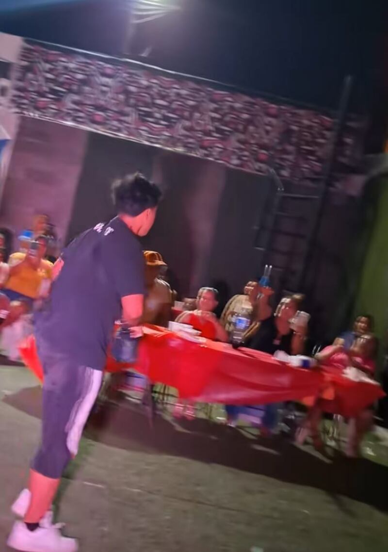 El agresor persiguió al artista, pero no le dio alcance.