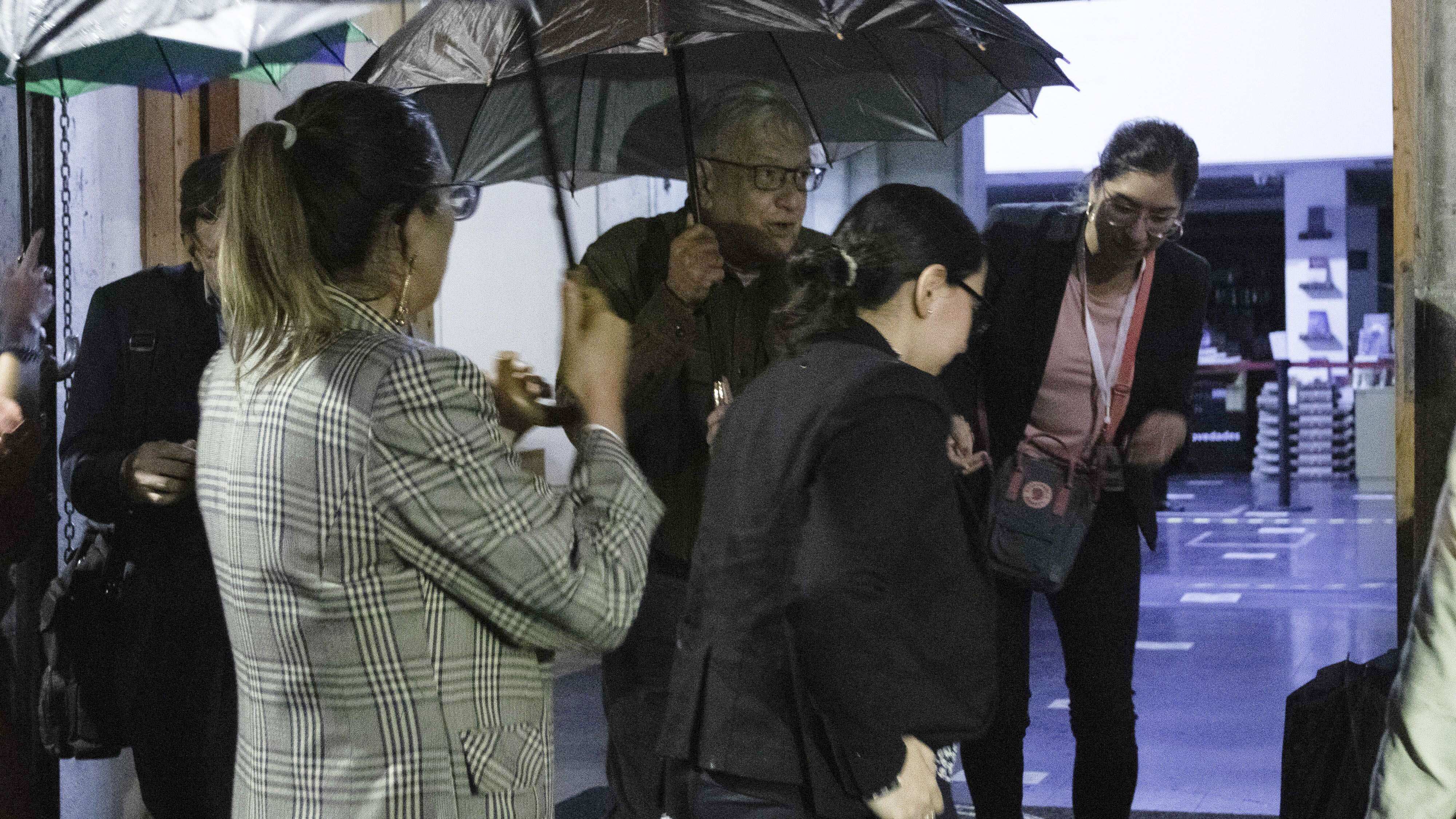 Andrés Manuel López Obrador, presidente de México se reunió con funcionarios en su mayoría de Morena para festejar en un restaurante de la Ciudad cerca del Zócalo el triunfo de Delfina Gómez con la Gobernatura del Estado de México