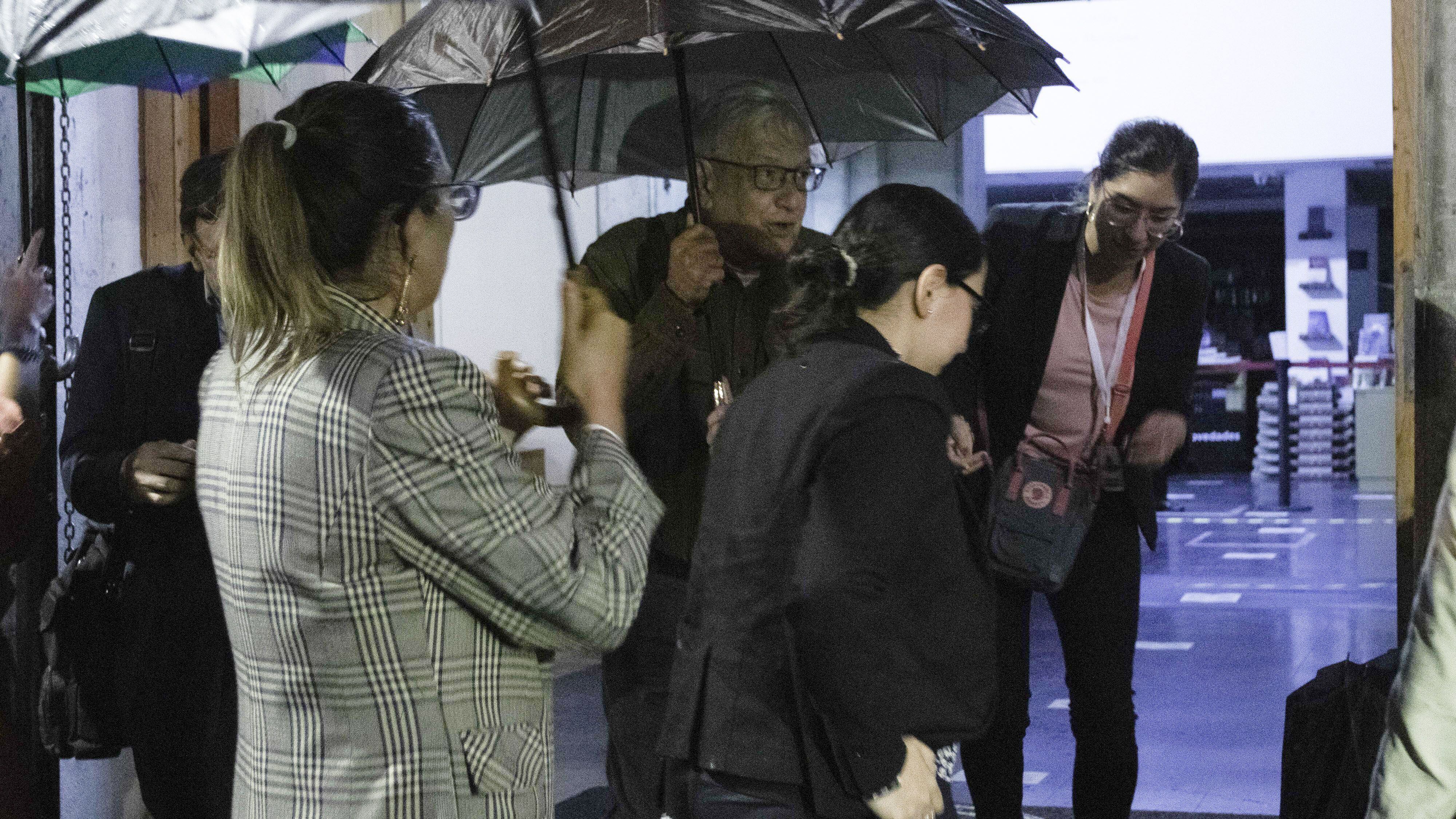 Andrés Manuel López Obrador, presidente de México se reunió con funcionarios en su mayoría de Morena para festejar en un restaurante de la Ciudad cerca del Zócalo el triunfo de Delfina Gómez con la Gobernatura del Estado de México