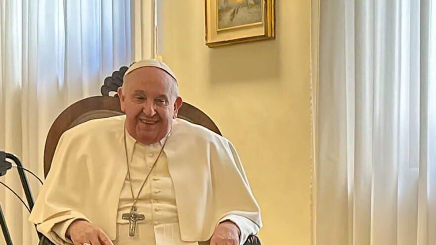El Papa Francisco reapareció este domingo y pidió a los feligreses que oren por él.