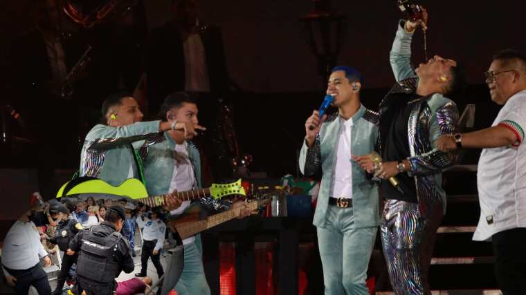 Grupo Firme en el Zócalo de la CDMX. Foto: Especial Publimetro