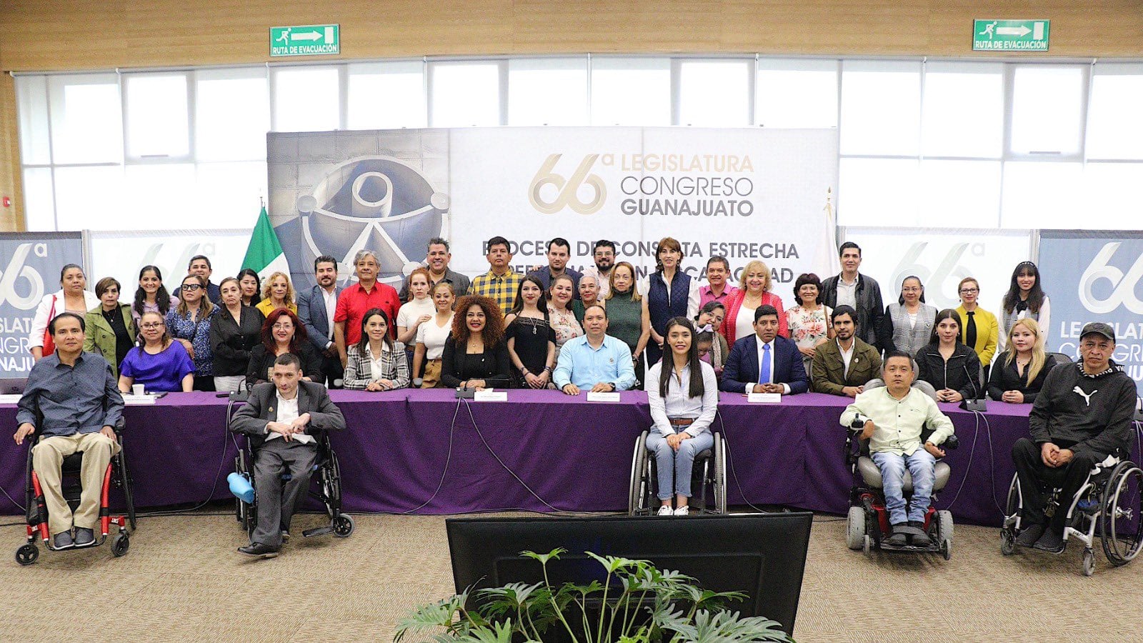 Preparan consulta para reformar la ley de inclusión para personas con discapacidad.