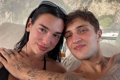 Dua Lipa posa en sexy bikini verde neón después de separarse de Anwar Hadid