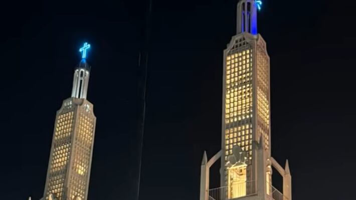 En lo alto de la cúpula se puede observar cómo una de las cruces está caída.