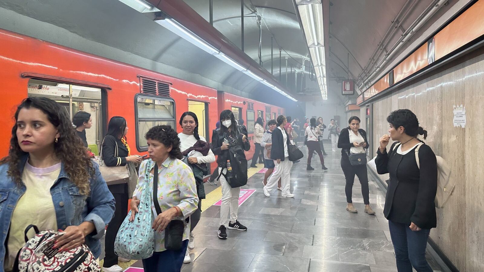 Estaciones de la Línea 7 del Metro se llenan de humo
