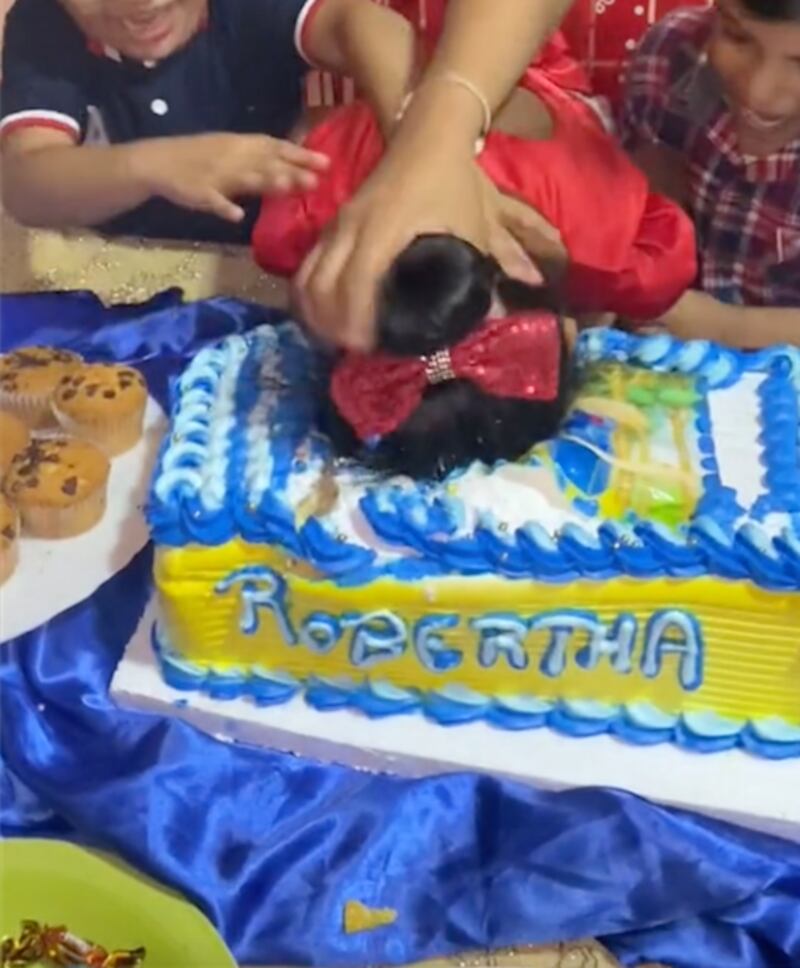 Niña celebra su cumpleaños y sus amigos la avientan con todo al pastel