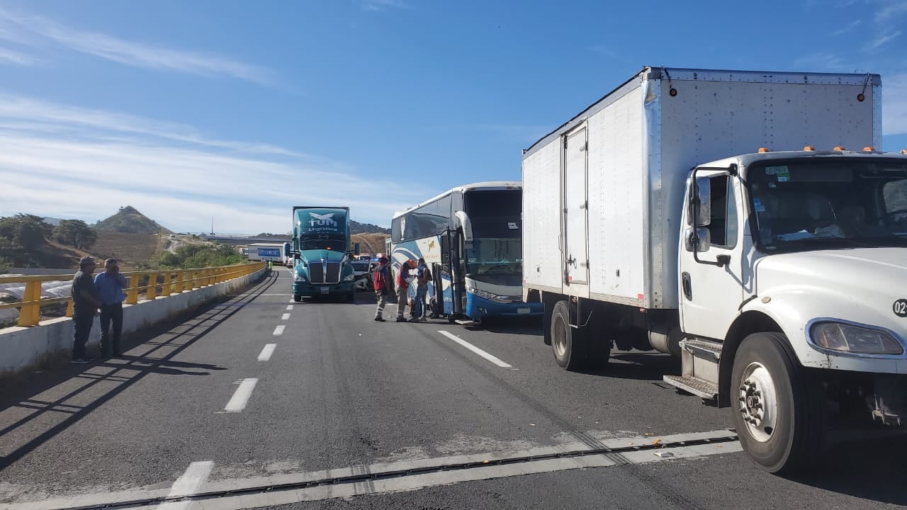 Autoridades tuvieron que usar equipo hidráulico para rescatar a una de las víctimas del accidente.