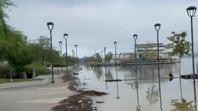 El acuífero ya se desbordó; incluso el agua ya cubre el malecón.