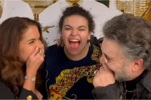 “Dónde hubo fuego cenizas quedan”: Lucero da un tierno beso a Mijares en un concierto y las redes enloquecen