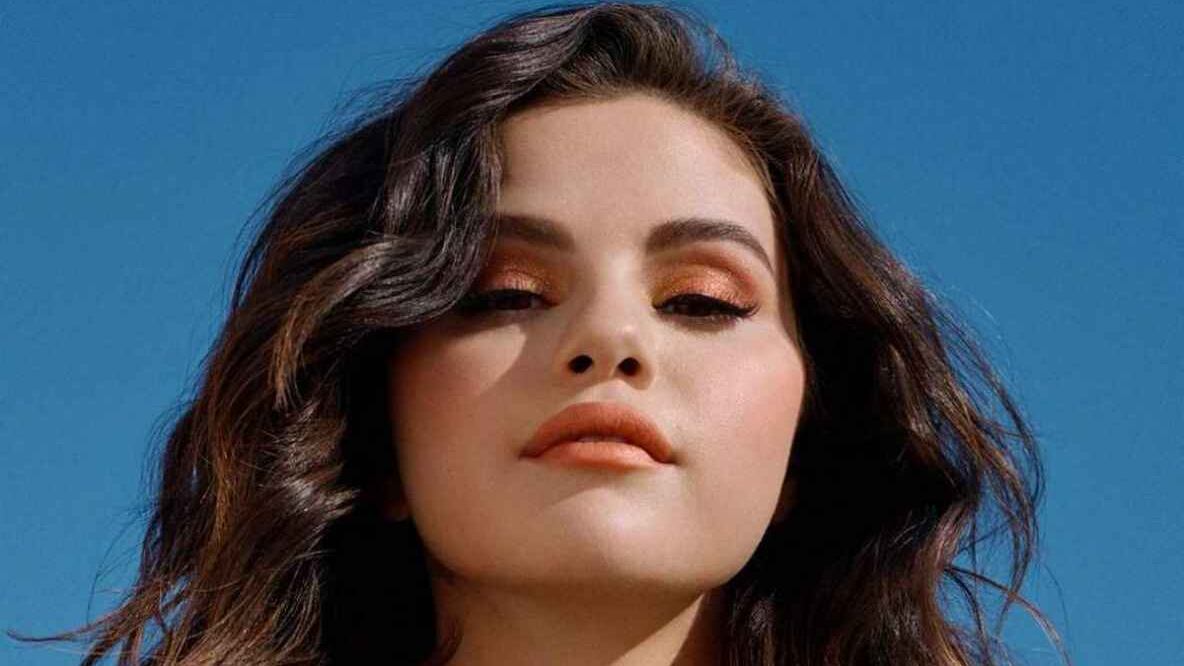 La artista Selena Gómez aparece con diadema zig-zag en Tik Tok.