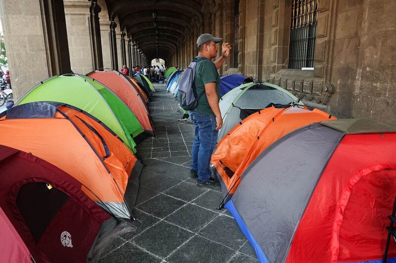 Tras entablar una mesa de negociación en la Secretaria de Gobernación (Segob) la Coordinadora Nacional de Trabajadores de la Educación (CNTE) acordó la reubicación de su plantón en la plancha del Zócalo hacia los arcos ubicados en Madero y 16 de Septiembre. Lo anterior, debido al evento de cierre de campaña de la candidata presidencial Claudia Sheinbaum (MORENA-PVEM-PT).