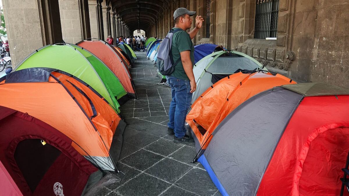 Tras entablar una mesa de negociación en la Secretaria de Gobernación (Segob) la Coordinadora Nacional de Trabajadores de la Educación (CNTE) acordó la reubicación de su plantón en la plancha del Zócalo hacia los arcos ubicados en Madero y 16 de Septiembre. Lo anterior, debido al evento de cierre de campaña de la candidata presidencial Claudia Sheinbaum (MORENA-PVEM-PT).
