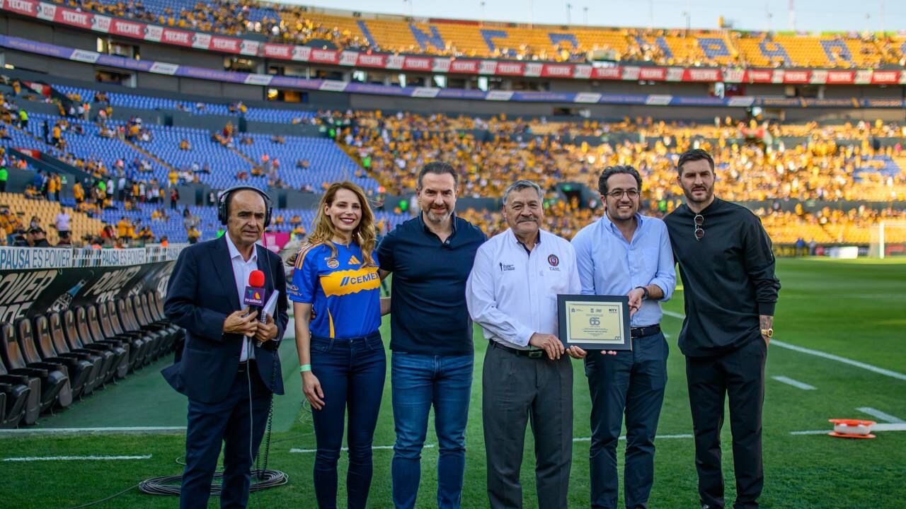 De la Garza entregó un reconocimiento al rector Santos Guzmán y a Mauricio culebro presidente del club Tigres por los 65 años del equipo.