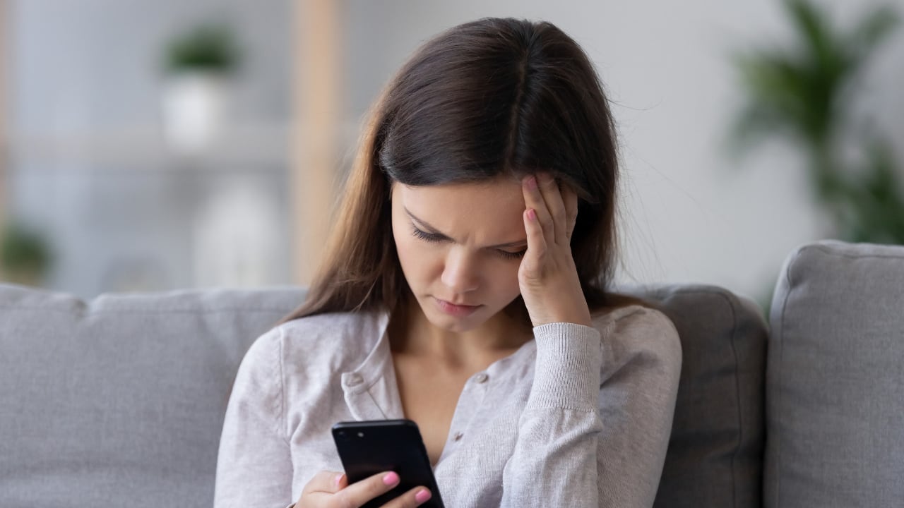 El cobro de las supuestas deudas “se suspende” cuando se realiza mediante actos de violencia, mecanismos de hostigamiento o intimidación.