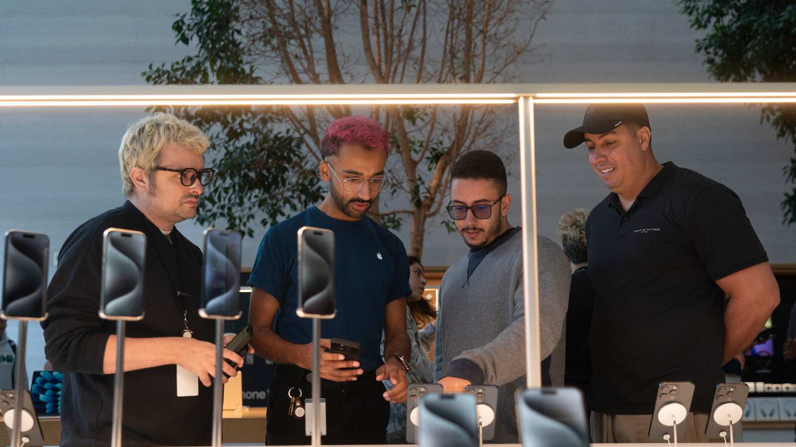 Poner sobre la mesa el nuevo teléfono es una forma de marcar tu territorio y quienes no pueden comprarlo caen en ansiedad y enojo, tristeza y rasgos de depresión.