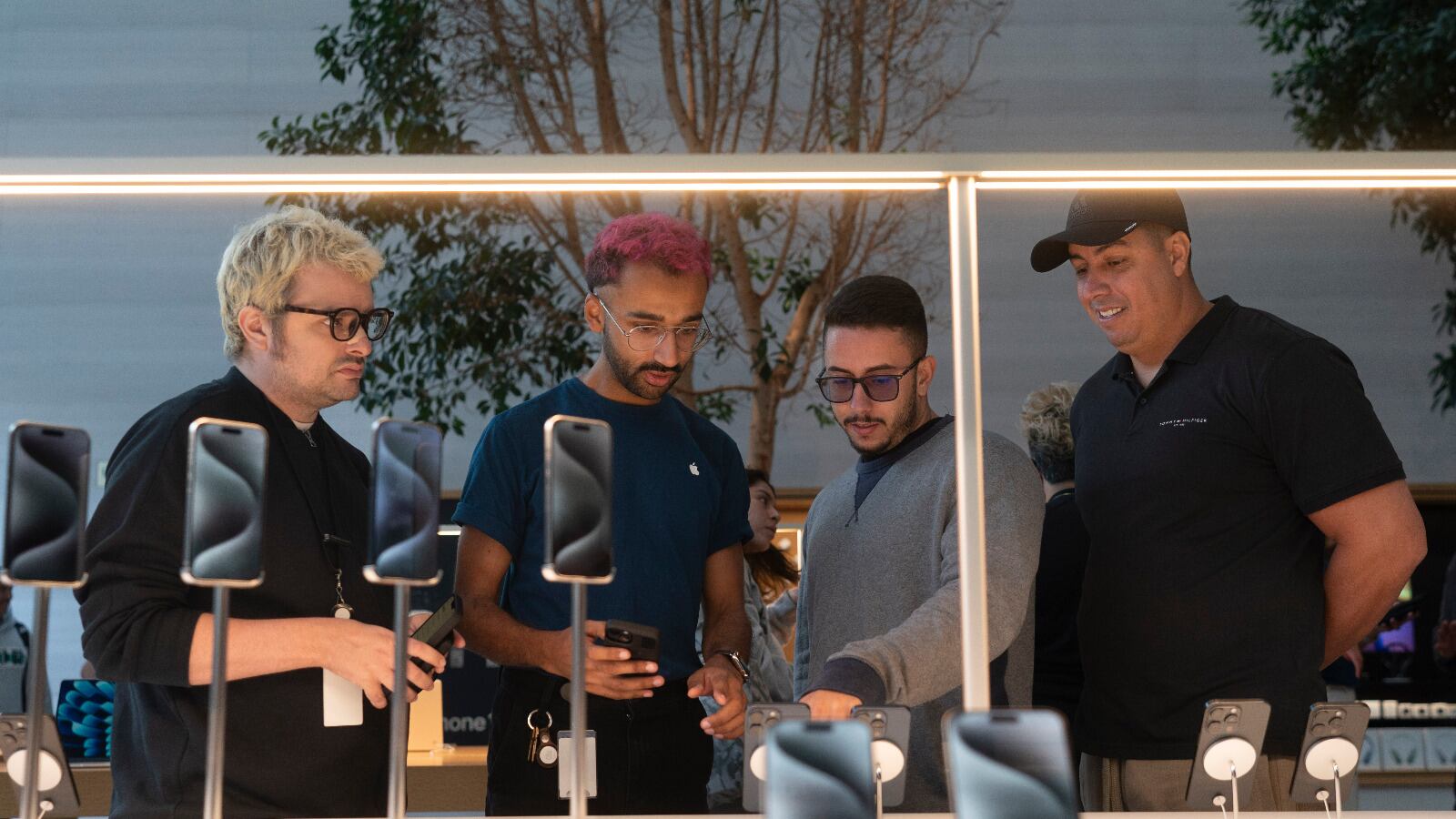 Poner sobre la mesa el nuevo teléfono es una forma de marcar tu territorio y quienes no pueden comprarlo caen en ansiedad y enojo, tristeza y rasgos de depresión.