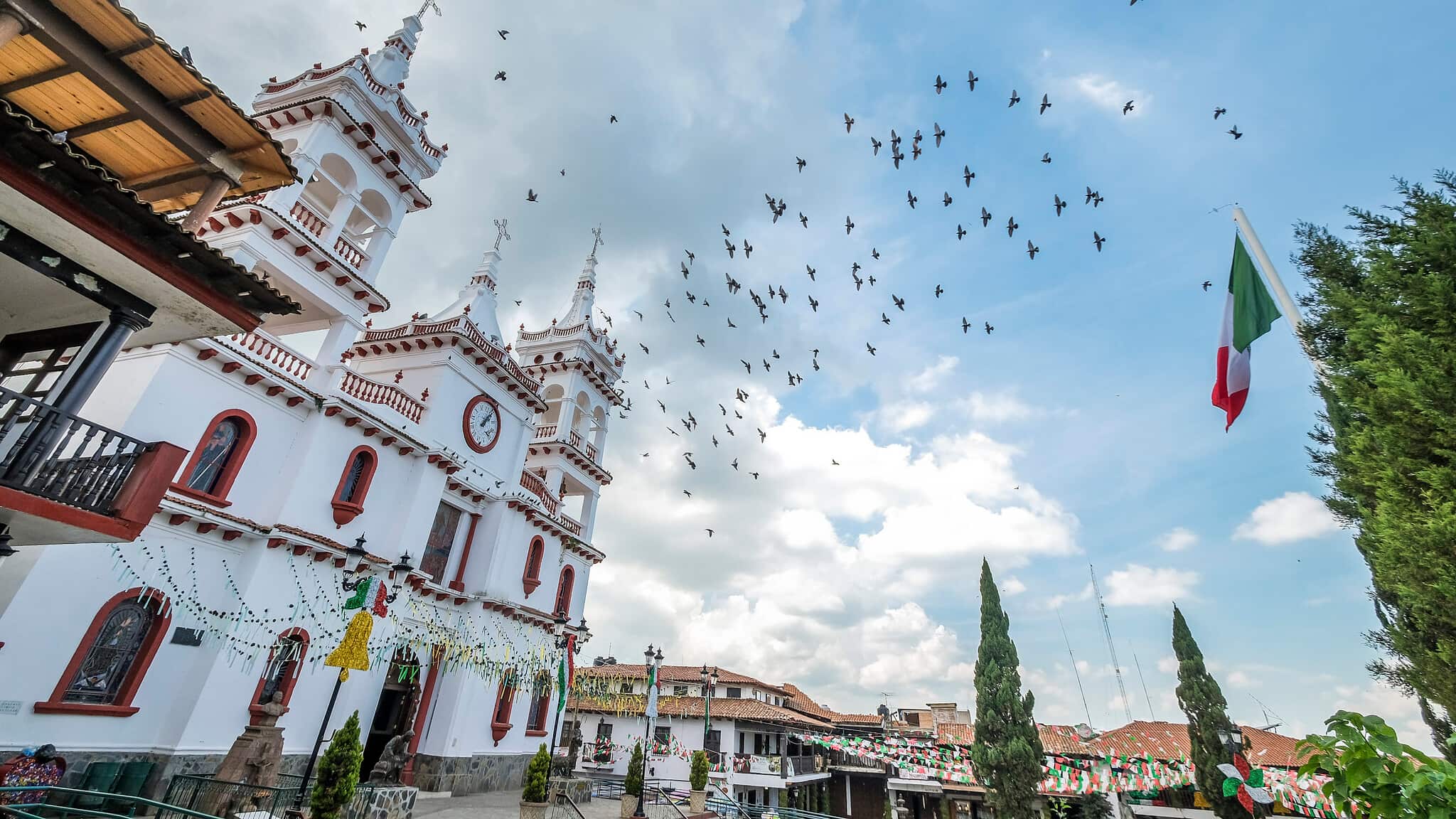 La Secretaría de Turismo de Jalisco (Secturjal) y Sedeco destinaron 14.6 millones de pesos para renovar la imagen y el mobiliario de 68 negocios en los Pueblos Mágicos de Tapalpa, Mazamitla, San Sebastián del Oeste y Lagos de Moreno. Este esfuerzo busca mejorar la experiencia de visitantes y aumentar la competitividad turística.