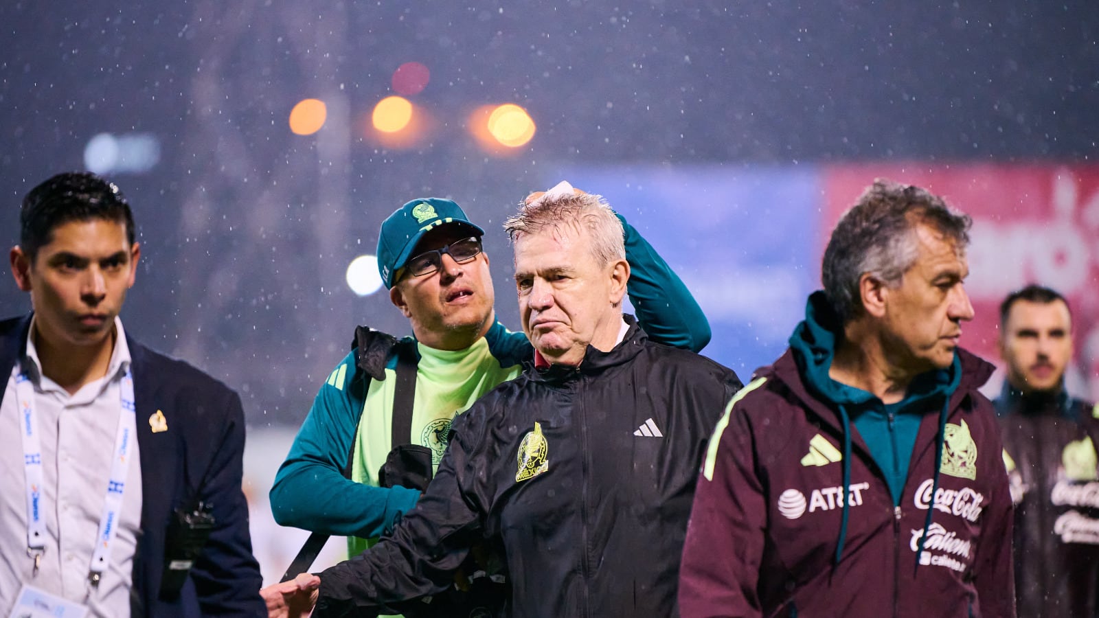 Javier Aguirre sufrió un botellazo que le abrió la cabeza.