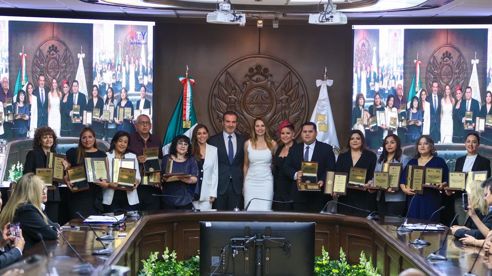 Fueron 10 los docentes galardonados con la Medalla al Mérito en la Sala de Cabildo del gobierno regio.