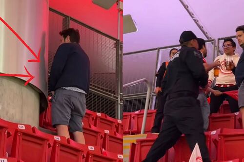 Video: Captan a aficionado orinando en la grada del Estadio Akron; policía lo detiene