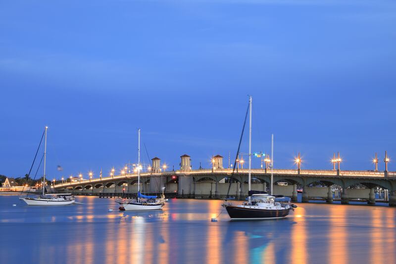 Explora la mágica St. Augustine. A solo dos horas de Orlando, esta histórica ciudad costera ofrece rica historia, calles adoquinadas, arquitectura colonial y deliciosa gastronomía