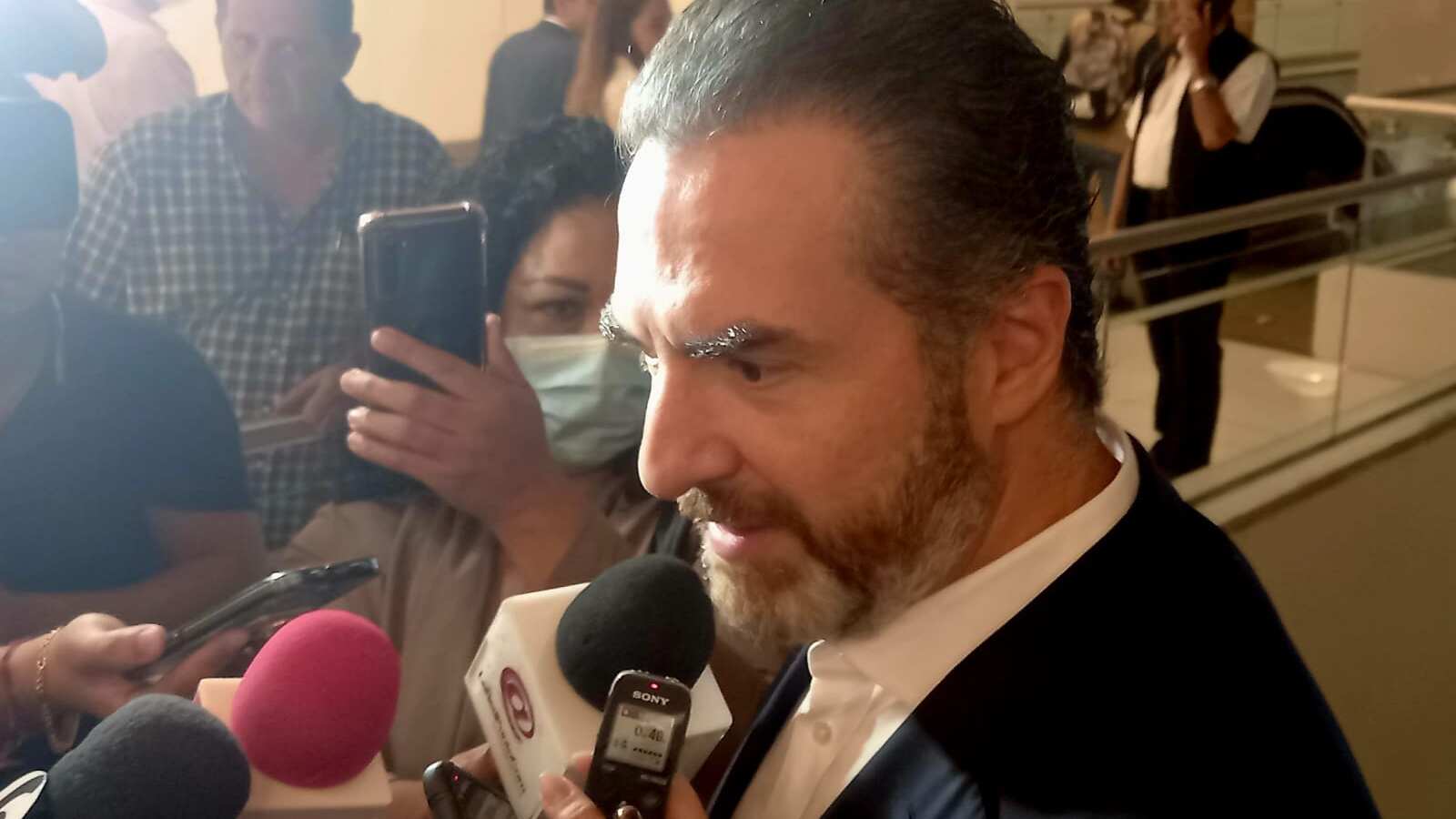 Simplemente dio las gracias cuando se le cuestionó por los edificios sin factibilidad de agua.