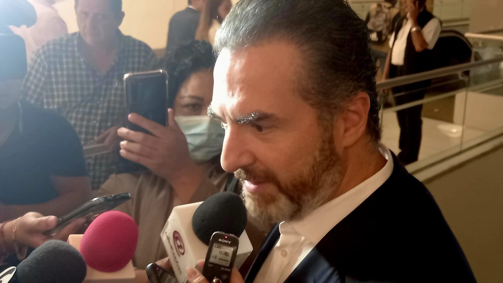 Simplemente dio las gracias cuando se le cuestionó por los edificios sin factibilidad de agua.