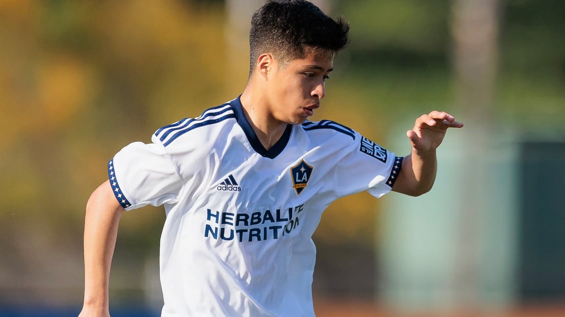 Alejandro Alcalá juega en las inferiores del LA Galaxy.