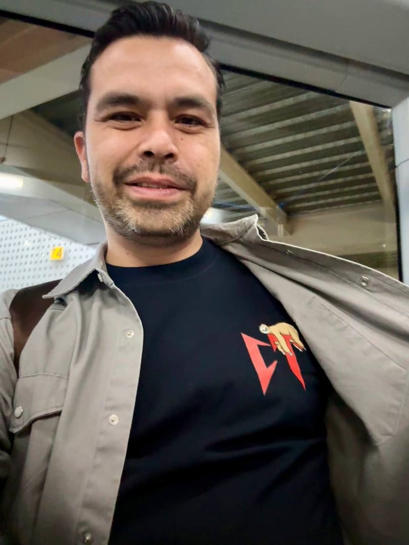 Presumió su camiseta con las iniciales "ct" (corridos tumbados).