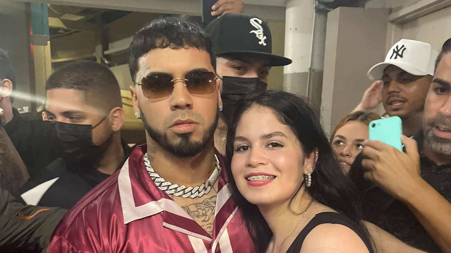 La polémica y a la vez las risas componen lo último de Anuel AA cuando evitó que una fanática lo besara en la boca.