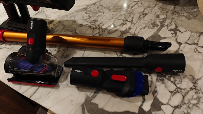 Con succión potente, cepillo anti enredos y luz que revela polvo invisible, pusimos a prueba la Piston Animal DS 60 de Dyson en un hogar lleno de retos peludos