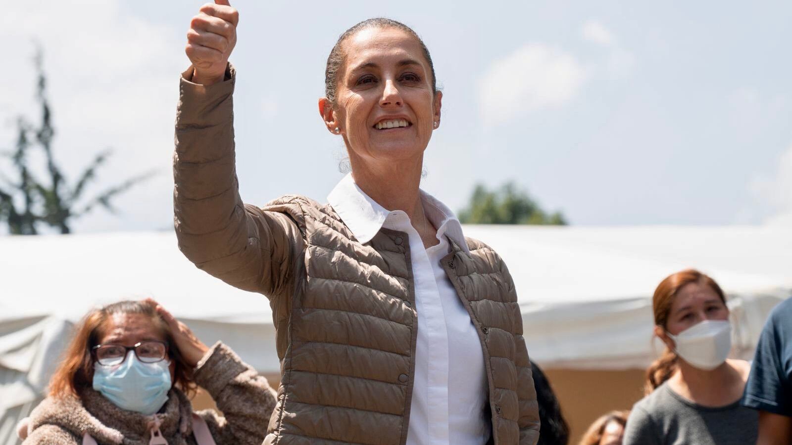 Orgullosa, la jefa de gobierno de la CDMX presume que emitió su voto. (Twitter @Claudiashein)