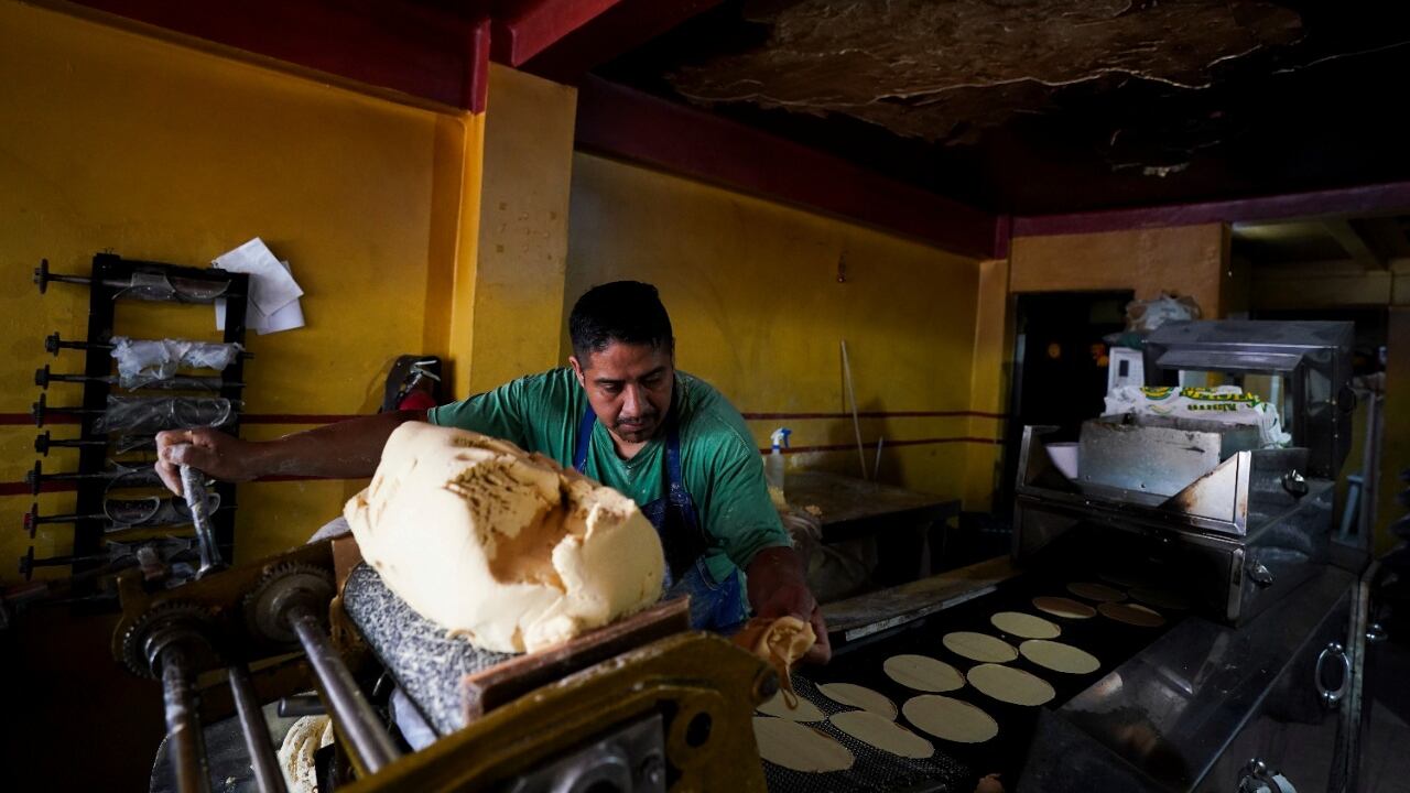 Los industriales y agricultores anticipan que al arranque de 2023 la tortilla subirá, por lo menos, otro 8%, con un precio máximo de 35 pesos.