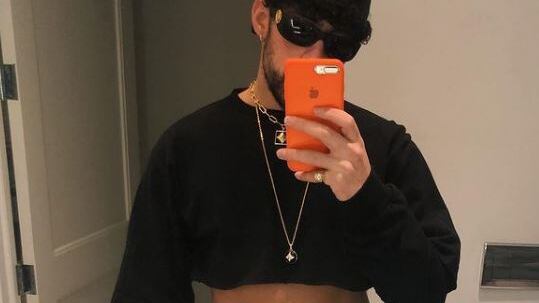 Bad Bunny en crop top rompiendo los esquemas al vestir