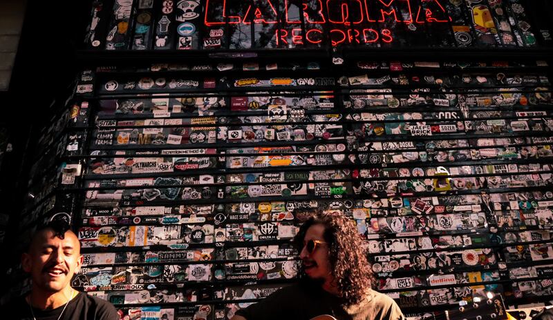 La banda colombiana se dio cita en "La Roma Records" para una convivencia con sus fans