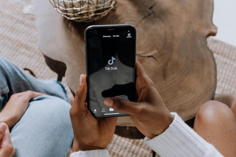 TikTok, WhatsApp y Facebook: las nuevas armas de las bandas para reclutar menores en Ecuador