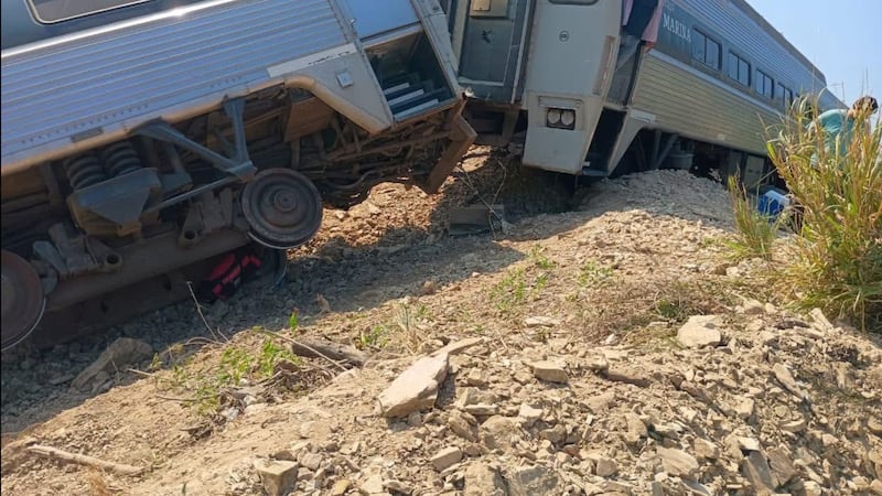 Descarrilamiento del tren del Istmo en Oaxaca deja 13 muertos y casi 100 heridos