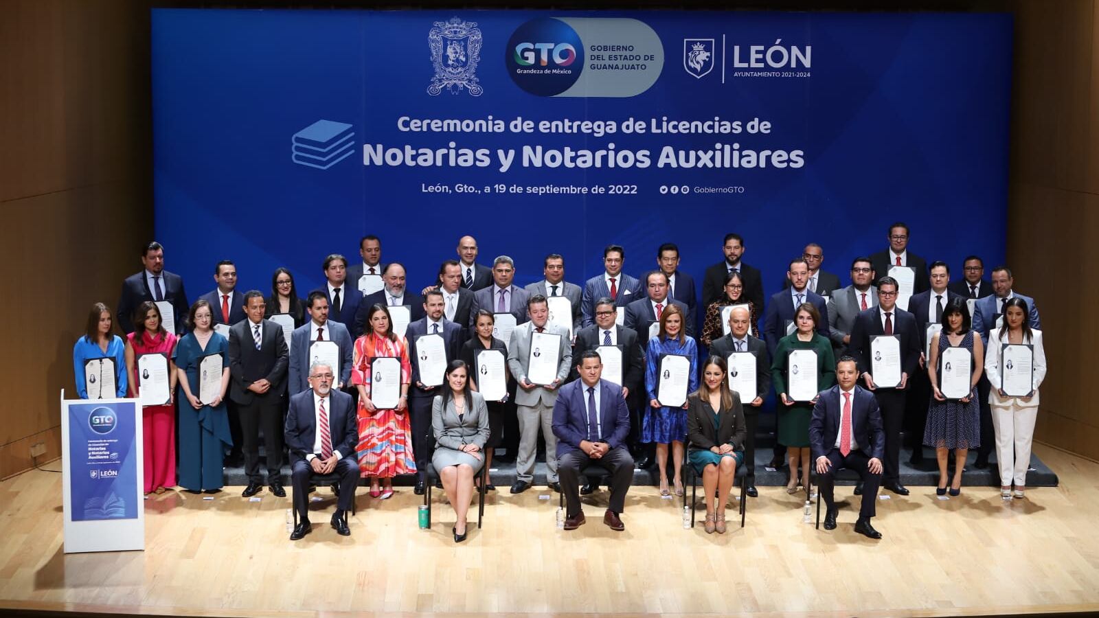 Este lunes se entregaron licencias a notarios en Guanajuato.