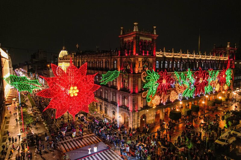 Los adornos iluminan los principales edificios del Centro de la CDMX. (Gobierno de la CDMX)
