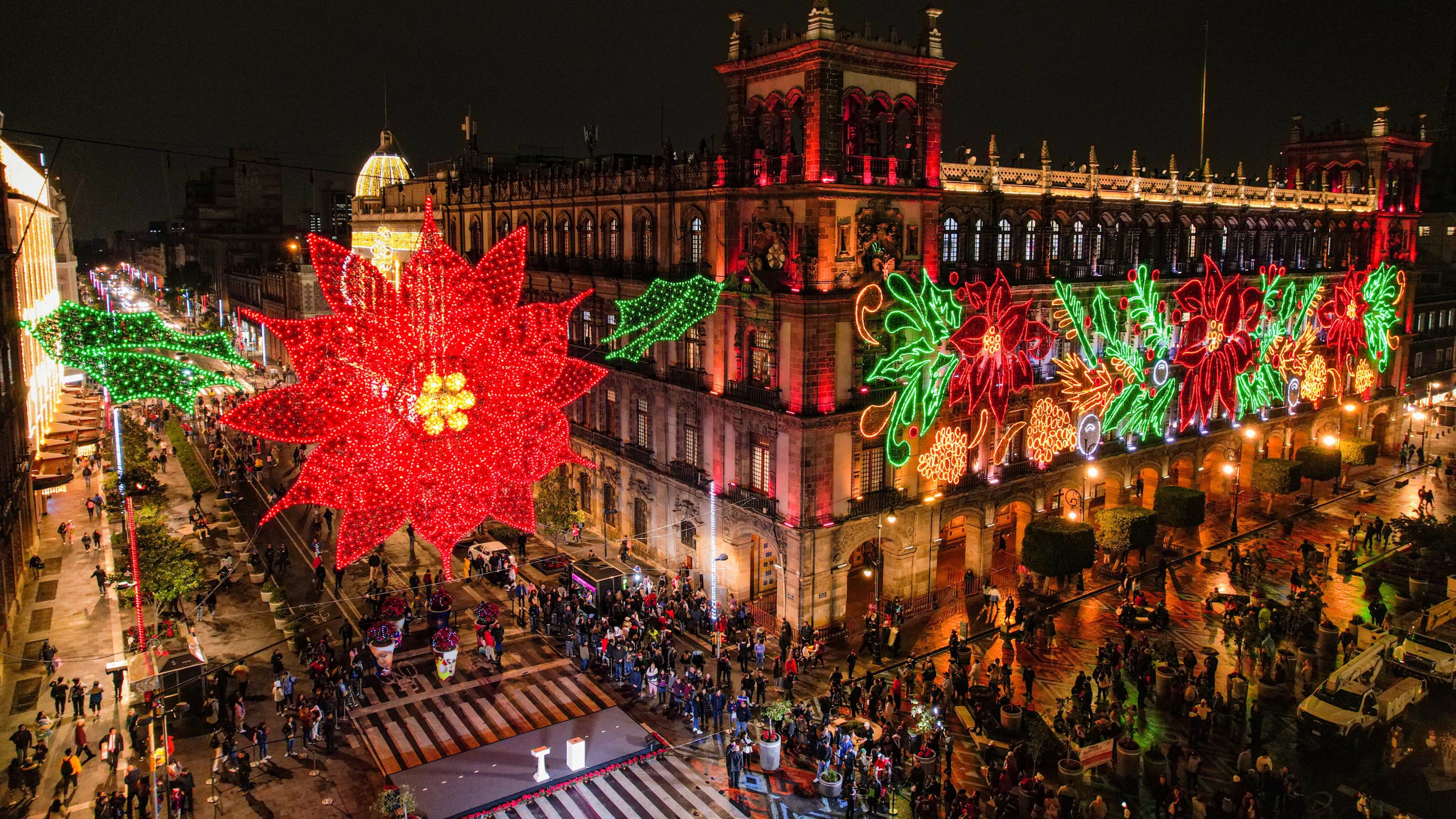 Los adornos iluminan los principales edificios del Centro de la CDMX. (Gobierno de la CDMX)