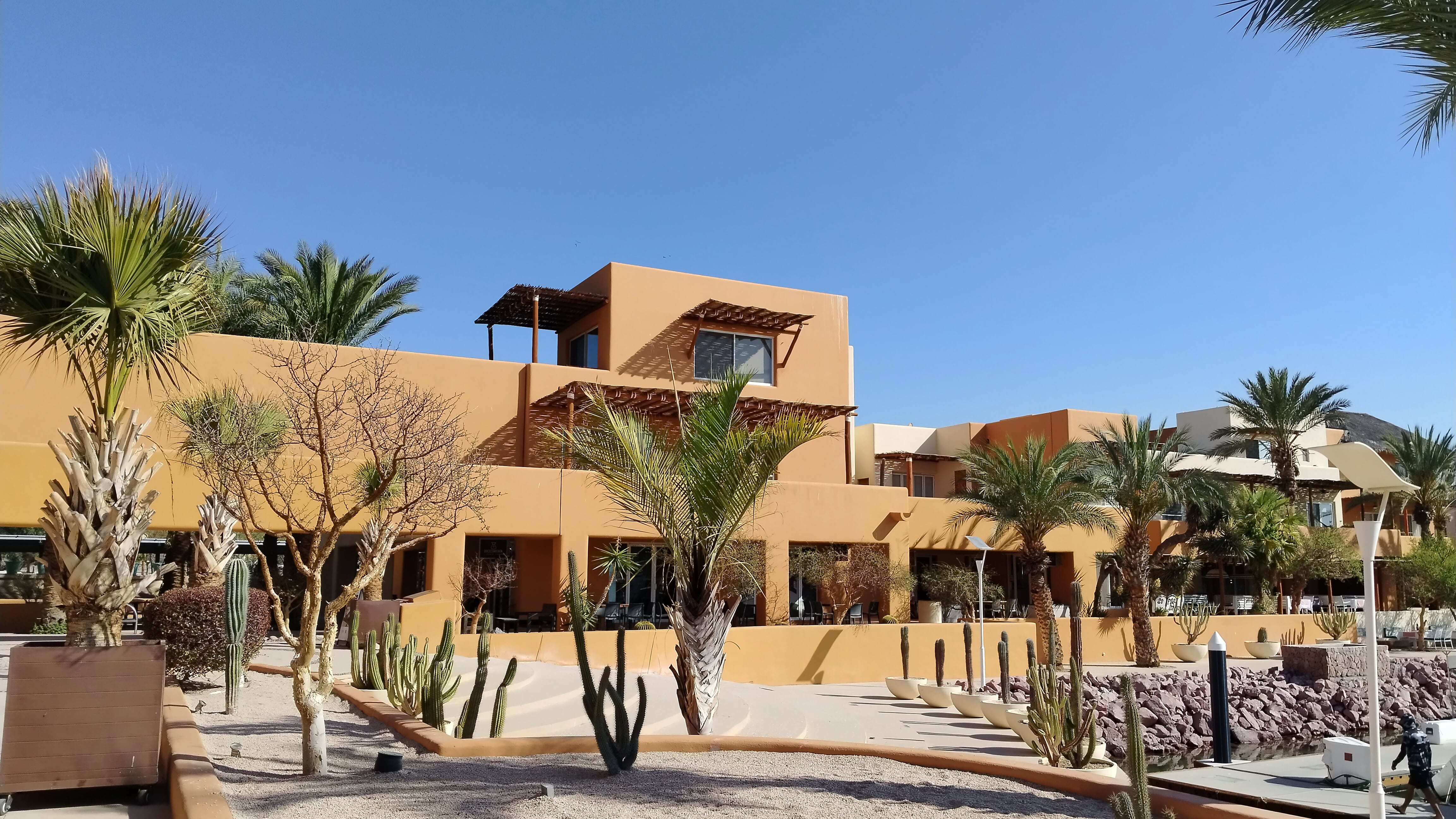 La arquitectura se caracteriza por encajar con los colores de las zonas desérticas.