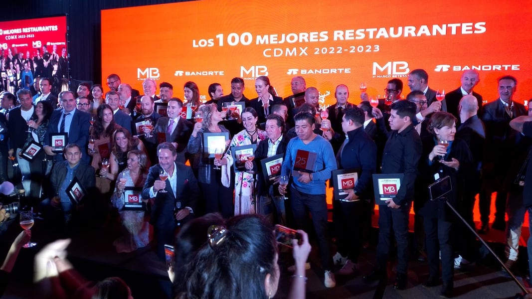 Marco Betete en la entrega de reconocimientos de Los 100 Mejores Restaurantes de la CDMX 2022-2023.