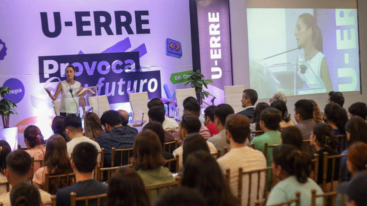 Por la mañana, la exjefa de gobierno, sostuvo un encuentro con estudiantes de la UR.