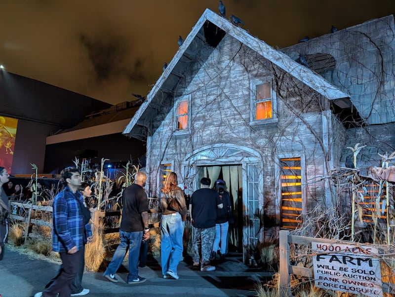 Probamos el nuevo Google Pixel 10 Pro entre luces tenebrosas, monstruos y niebla en Universal Studios Hollywood