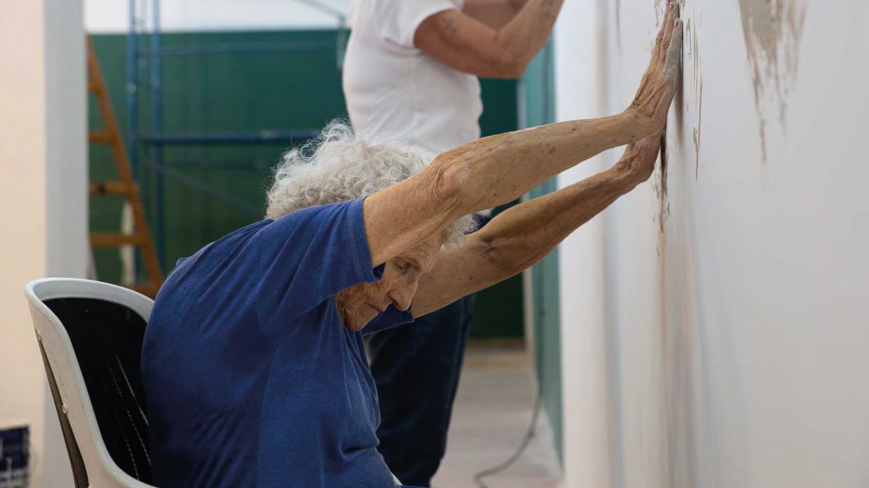 Violencia no respeta edades; exposición visibiliza abusos hacia mujeres de la tercera edad