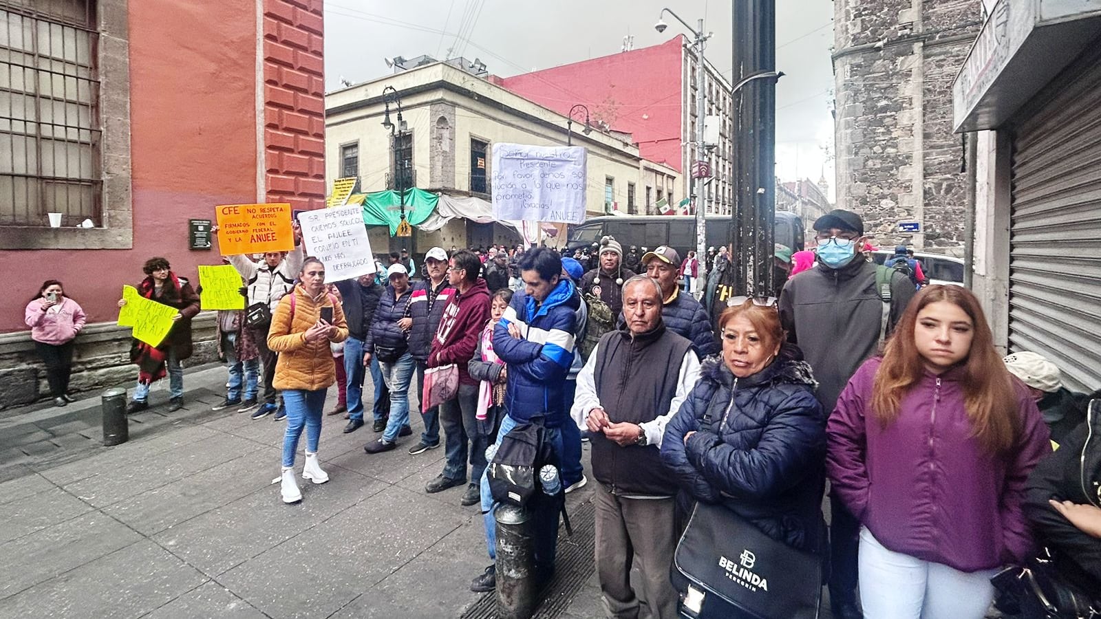 Integrantes del SME y la ANUUE bloquean los accesos al Zócalo