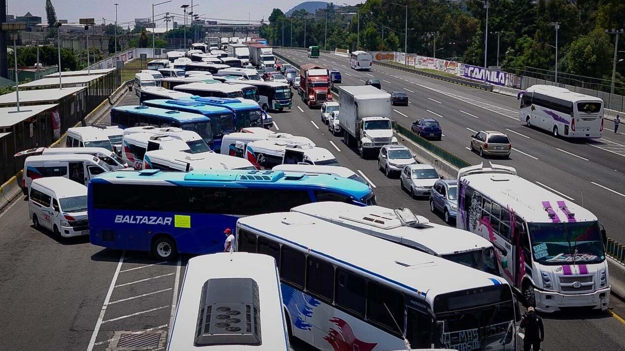 Choferes de la ruta Tizayuca bloquearon desde las 5 de la mañana de este viernes la carretera México-Pachuca en ambas direcciones, los inconformes exigen a las autoridades mayor seguridad en las rutas, así como reforzamiento vigilancia por parte de la Guardia Nacional.
